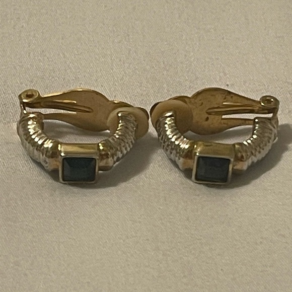 Elegant Silver Earrings with deep blue stone - Picture 1 of 2